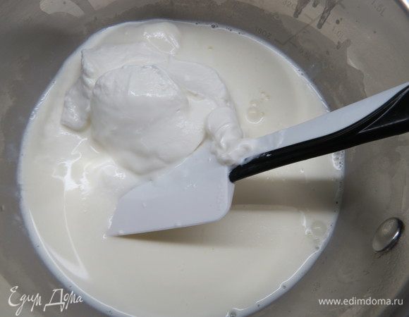 Как только масса прогреется и начнет «пыхтеть», добавляем сметану, прогреваем соус в течение 2-3 минут, не забывая помешивать. 