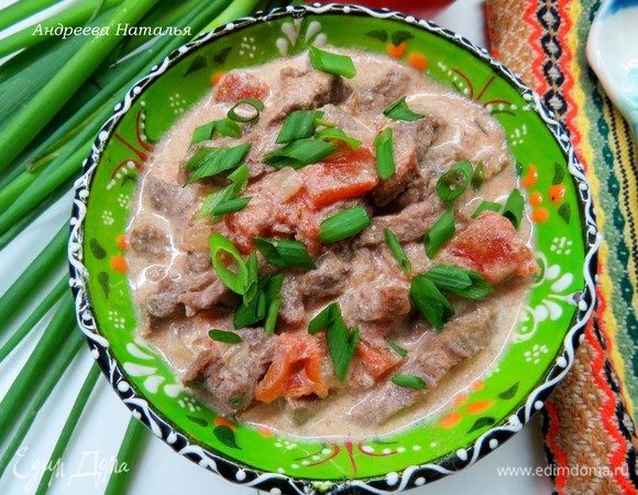 Готовый бефстроганов подавать теплым. На гарнир отлично подойдут рис, гречка или картофель.
Приятного аппетита!