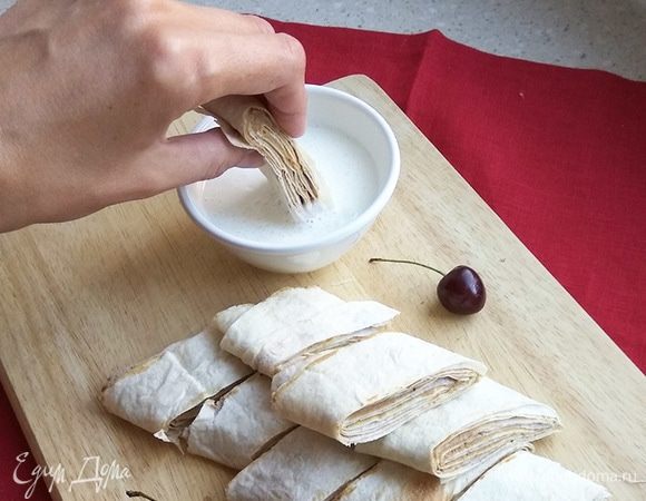 Намазать начинку на лаваш, свернуть рулетом. Нарезать по диагонали. Вкуснее, если ночь пропитается в холодильнике. Хранится несколько дней. Люблю со сметанкой или густым кефиром.
