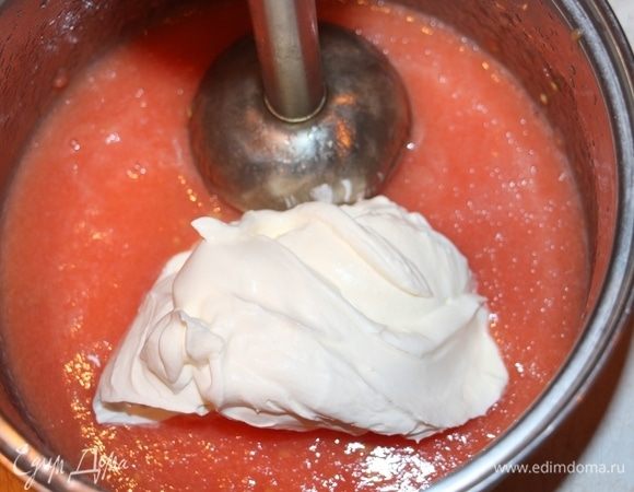 Помидор пюрировать блендером, добавить взбитые сливки, чесночный порошок, соль, перемешать.