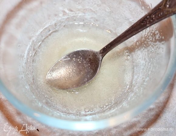 В 50 мл кипятка размешать быстрорастворимый желатин до полного растворения. Смешать с томатно-сливочной массой.