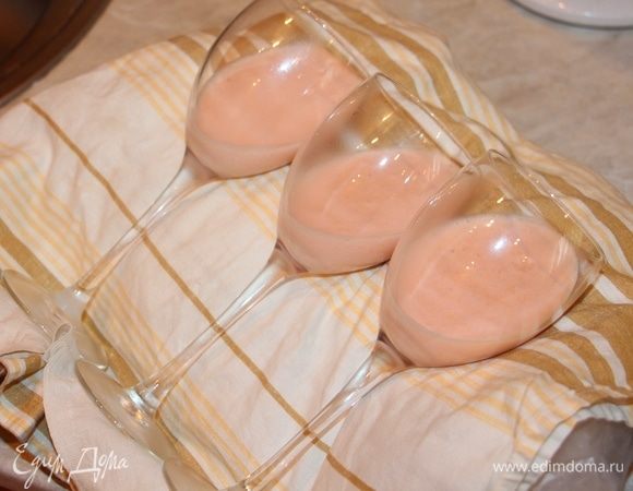 Вылить в бокалы, положить под углом и убрать в холодильник для стабилизации.