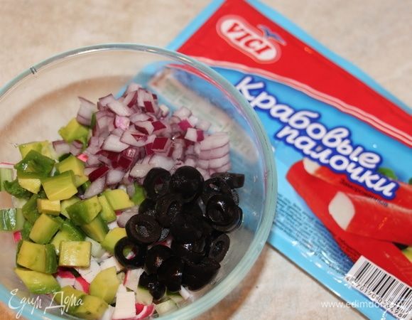 Нарезать авокадо, огурец, красный лук, маслины.