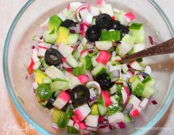 Перемешать с нарезанными крабовыми палочками.