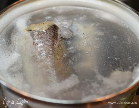 Рыбу разморозить, положить в кастрюлю, залить водой и варить 15 минут после закипания. Затем рыбу убрать, бульон процедить и снова вернуть на огонь. 