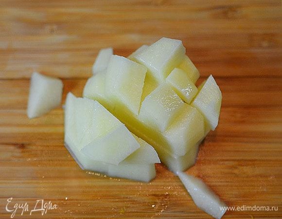 Картошку почистить, нарезать, добавить в бульон.