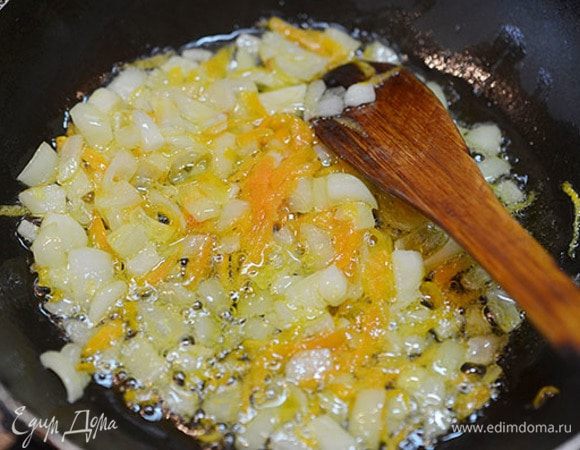 Лук нарезать, морковь натереть и обжарить с маслом. 