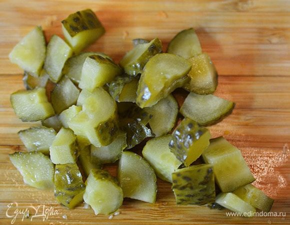 Огурцы нарезать на четвертинки кружка.