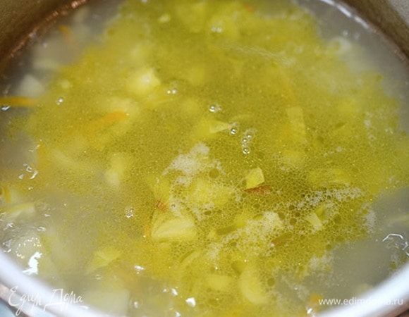 Добавить в бульон. Сюда же добавить рассол и лимонный сок. Посолить, добавить перец и лавровый лист.