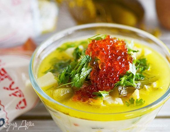 Добавить икру, зелень и подать к столу.