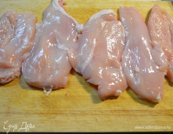 3 куриных грудки — это 3 половинки от целых грудок. Каждую половинку делим вдоль пополам.