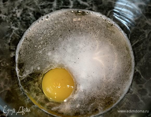 Замесить тесто. Пиво, соль, яйцо перемешать.