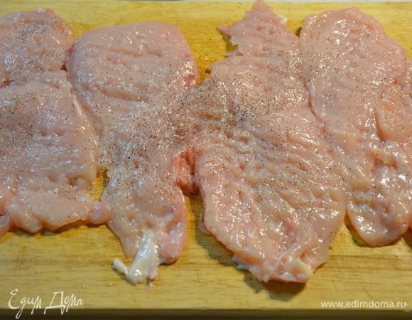 Посолить и поперчить. 