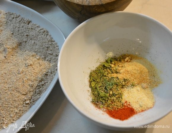 К отрубям добавить специи: сушеный лук, петрушку, чеснок, паприку, соль, перец, орегано. Перемешать.