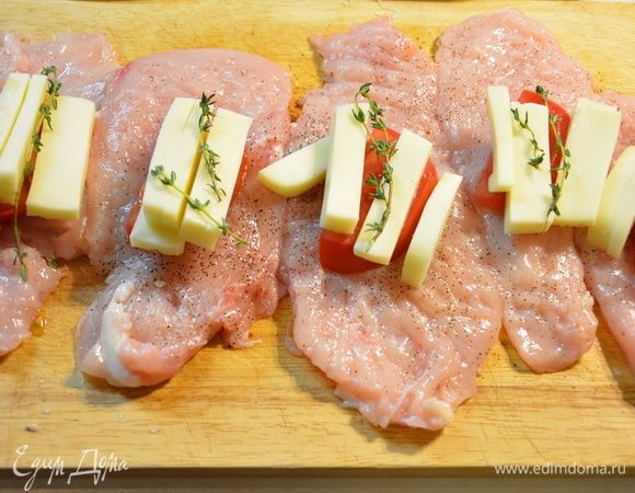 Сверху положить веточку тимьяна.