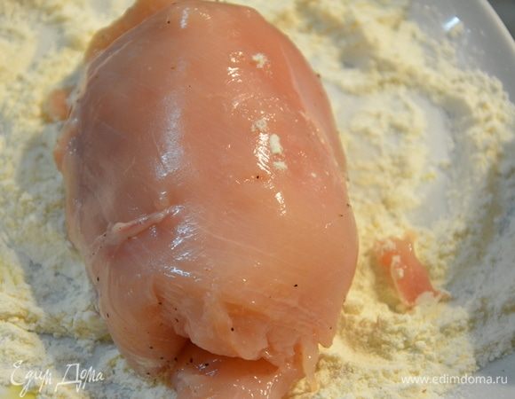 Свернуть грудки. Я придерживала рулетики рукой, чтобы они не развалились. Можно закрепить шпажками. Обвалять сперва в муке.