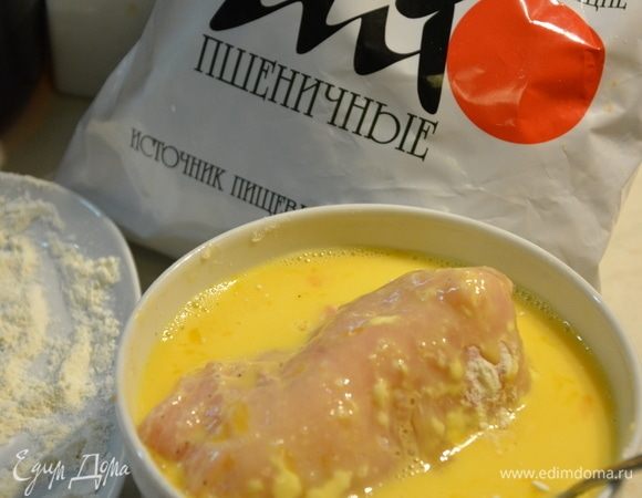 Яйца взболтать с молоком (возможно, 2 яйца будет много). Обмакнуть куриные грудки в яичную смесь.