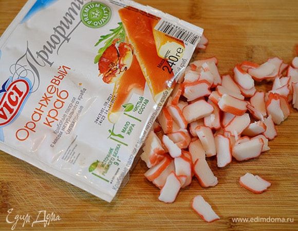 Крабовые палочки нарезать кружками. Я всегда в своих блюдах использую крабовые палочки и крабовое мясо ТМ VICI. Они очень сочные, не содержат консервантов, сделаны из натуральной рыбы. А у меня еще и крабовые палочки премиум-класса: содержат мясо настоящего краба.