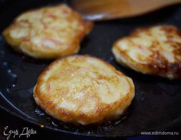 Добавить палочки в тесто, перемешать. Жарить небольшие блинчики с добавлением масла.
