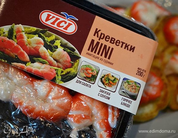 Готовые блинчики я украсила мини-креветками (имитация из сурими ТМ VICI). 