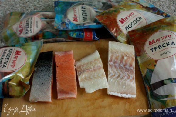 Само блюдо готовится очень быстро, но нужно заранее подготовить все необходимое. Используем продукцию ТМ «Магуро». Достаньте из упаковок нужное количество рыбного филе. С лосося снять кожу, пока он заморожен.