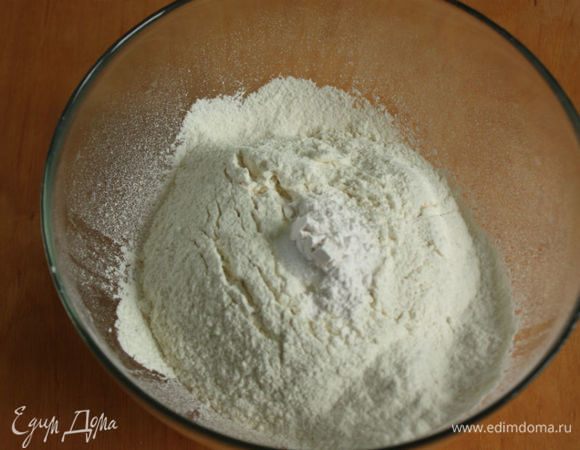 Просеять в миску муку, добавить сахар, соль, пекарский порошок и перемешать.