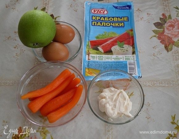 Подготавливаем продукты. Отвариваем морковь и куриные яйца. Остужаем и очищаем. Моем яблоко.