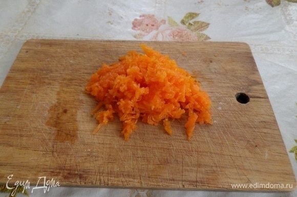 На мелкой терке натираем вареную морковь.