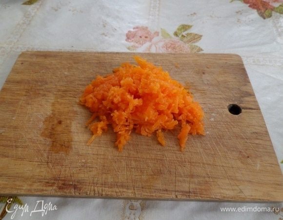 На мелкой терке натираем вареную морковь.