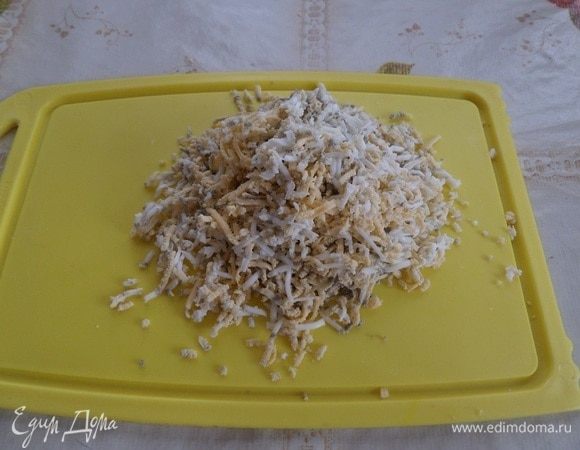 На мелкой терке натираем вареные яйца.