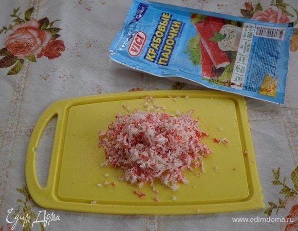На мелкой терке натираем крабовые палочки Vici.
