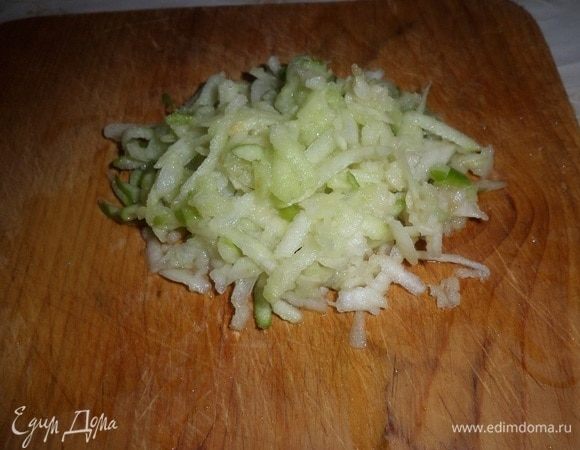 Яблоко натираем на средней терке.