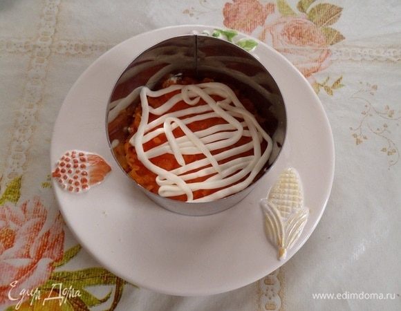 2 слой — морковь, затем майонез.