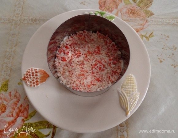 3 слой — крабовые палочки, затем майонез.