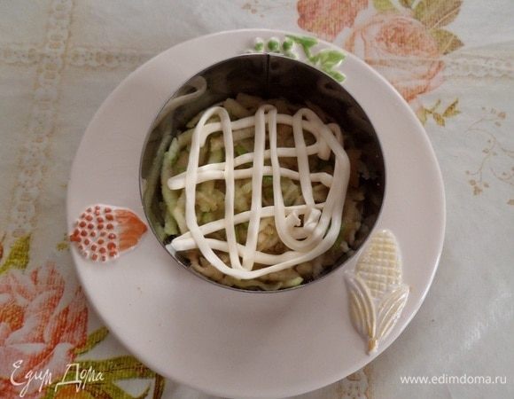 4 слой — яблоки, затем майонез.