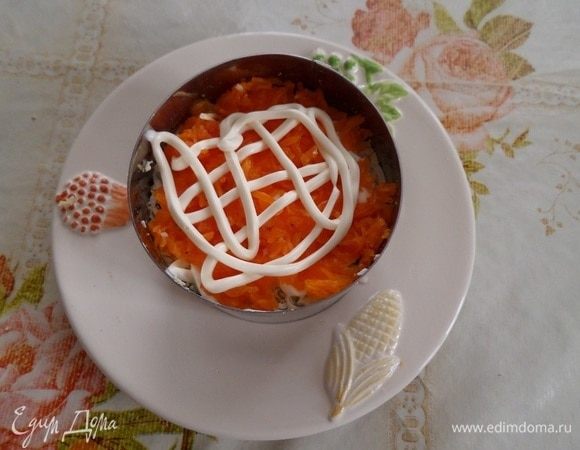 6 слой — морковь, затем майонез.