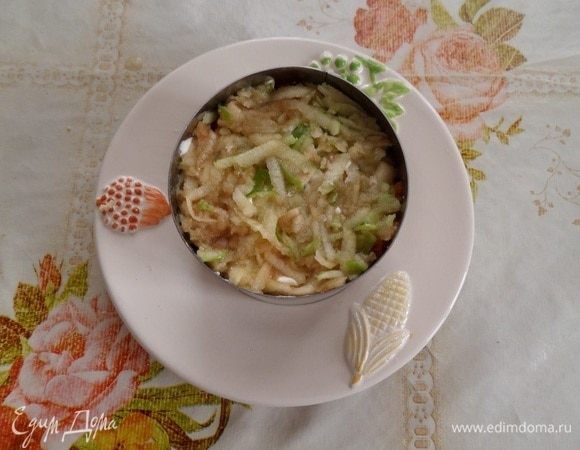 7 слой — яблоки, затем майонез.