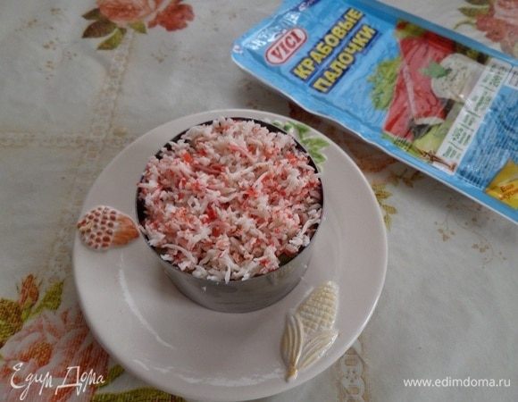 8 слой — натертые крабовые палочки.