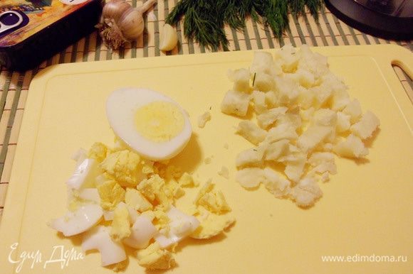 Сваренное вкрутую яйцо и вареный картофель нарежьте кусочками.