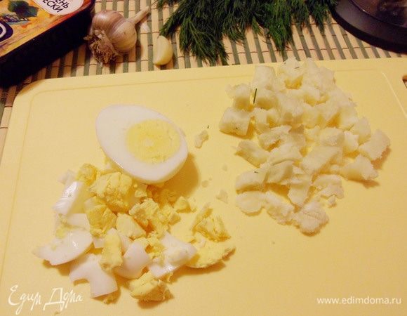 Сваренное вкрутую яйцо и вареный картофель нарежьте кусочками.
