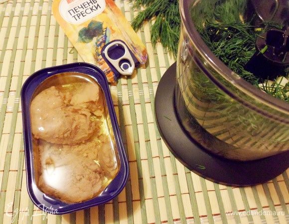 Открыть банку печени трески и слить масло. Так выглядит печень трески ТМ «Магуро».