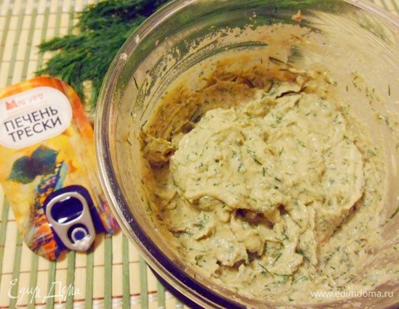 Получится вот такая кремообразная масса. Не хотите измельчать? Тогда, можно размять печень трески вилкой, а все остальные ингредиенты нарезать ножом. Тоже будет очень вкусно. Поставить в холодильник до подачи.