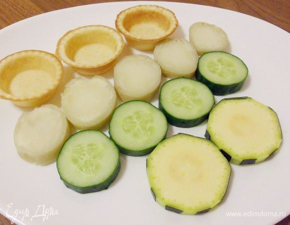 Учтите, что печенка быстро заветривается, поэтому делайте закуску перед самым приходом гостей или ужином. Заранее нарежьте основу для тарталеток (у меня это: вареная картошка, ломтики огурца и цукини и готовые корзиночки из песочного теста).