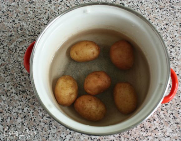 Мелкий картофель тщательно помыть со щеткой и отварить в кожуре почти до готовности. В Исландии картофель чистят только для пюре. Включите духовку на 200°С.