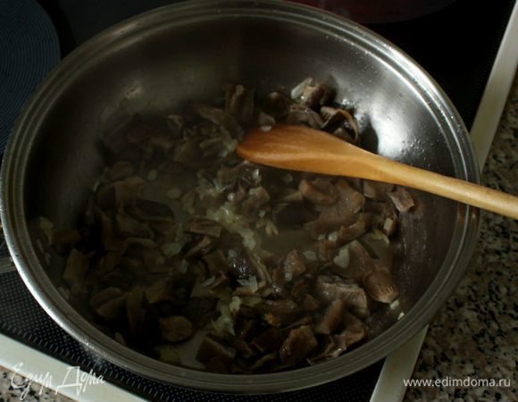 Для соуса растопить в сотейнике масло и пассеровать лук-шалот и чеснок, затем добавить грибы и быстро обжарить.