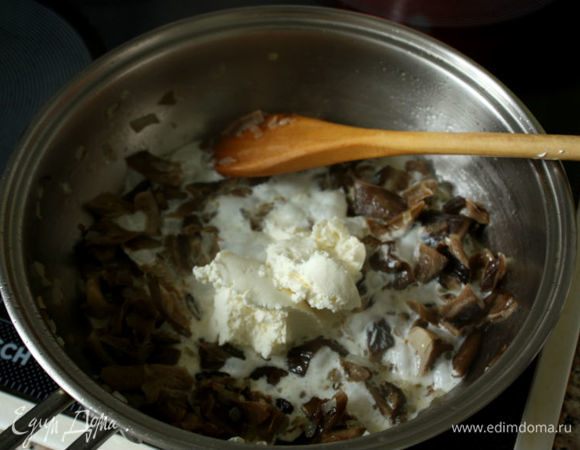 Добавьте немного сливок и сливочный сыр. (Исландцы добавляют свой Piparostur — перечный сыр. Это сыр, обваленный в перце крупного помола. Я такой или похожий не нашла в Москве.) Хорошо размешайте соус и добавляйте сливки до нужной вам консистенции. Приправьте солью, перцем, доведите до кипения, снимите с огня. Накройте крышкой и держите в тепле.