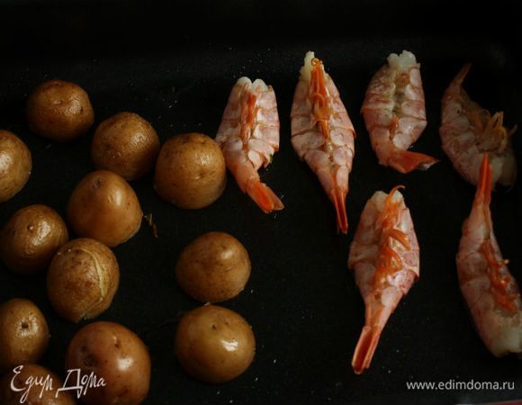 Переложить их в форму к картошке и убрать в духовку, но ее выключить после этого.