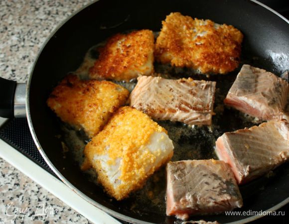 Панируем треску (мука-яйцо с молоком-сухари) и выкладываем в сковороду, туда же отправляется затем лосось.
