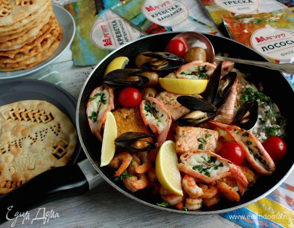 И это все! Остается лишь добавить в сковороду картошку и соус, сверху выложить аргентинские креветки и мидии.