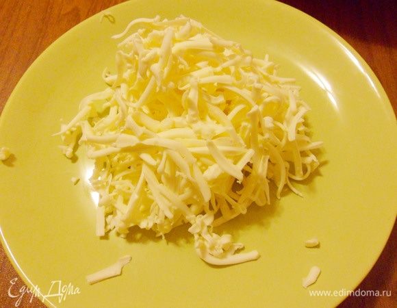Плавленый сырок натереть на крупной терке.